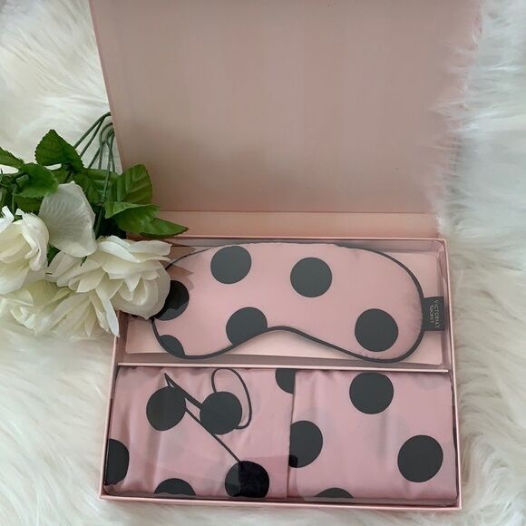 Victoria's SECRET Satin Pillowcase & Eye Mask Set - Picture 6 of 10